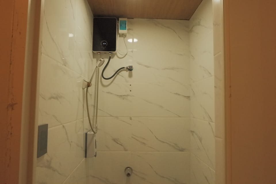 Single Room | Bathroom | Shower, towels
