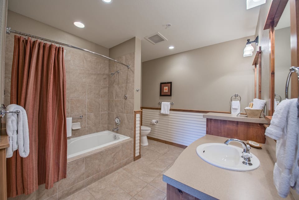 Deluxe Room, 1 King Bed (One Bedroom Condo) | Bathroom | Towels