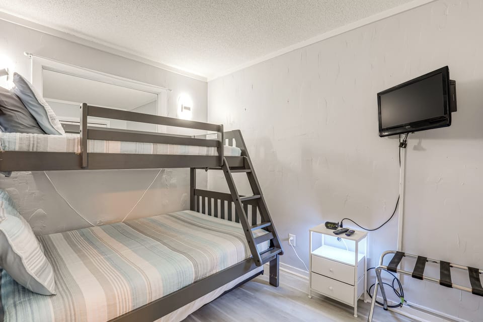 Bedroom 2 | Twin/Full Bunk Bed w/ Twin Trundle