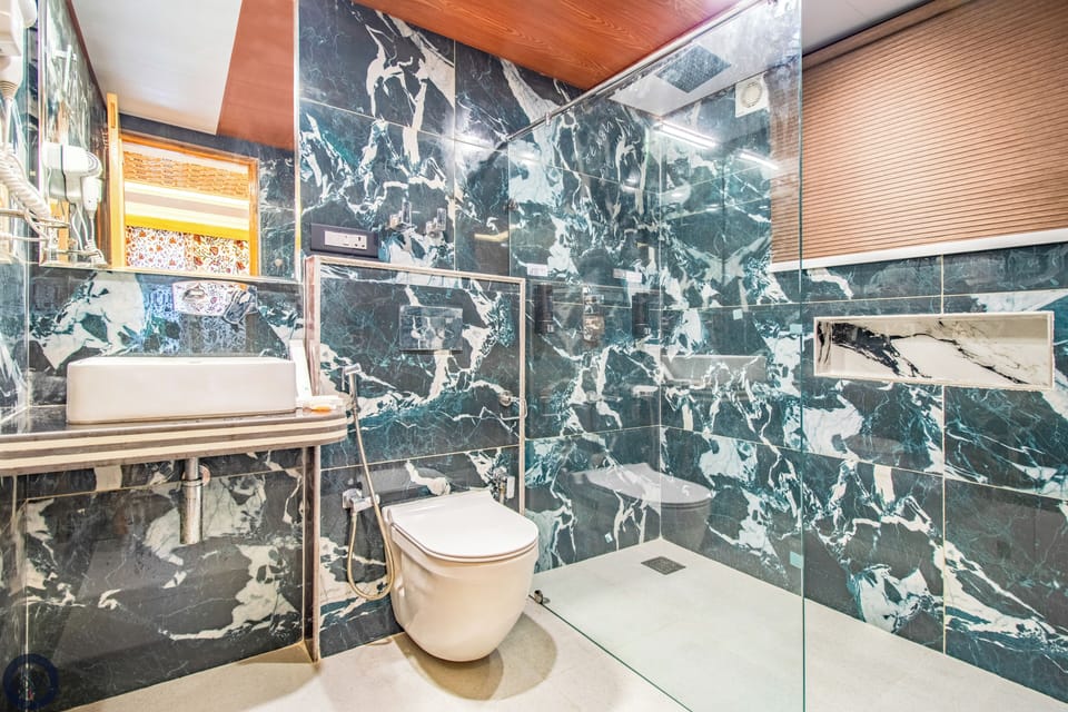 Luxury Double Room, Mountain View | Bathroom | Shower, rainfall showerhead, free toiletries, hair dryer