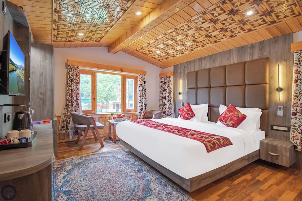 Luxury Double Room, Mountain View | Egyptian cotton sheets, premium bedding, down comforters