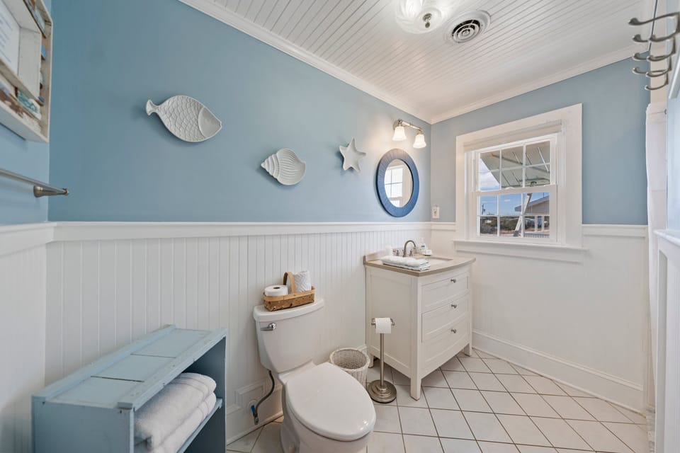 Room, 1 King Bed | Bathroom | Hair dryer, bidet, towels, soap