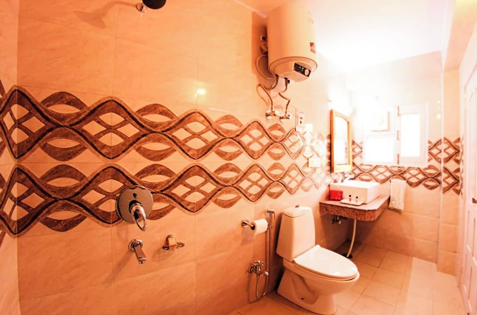 Shower, rainfall showerhead, free toiletries, slippers