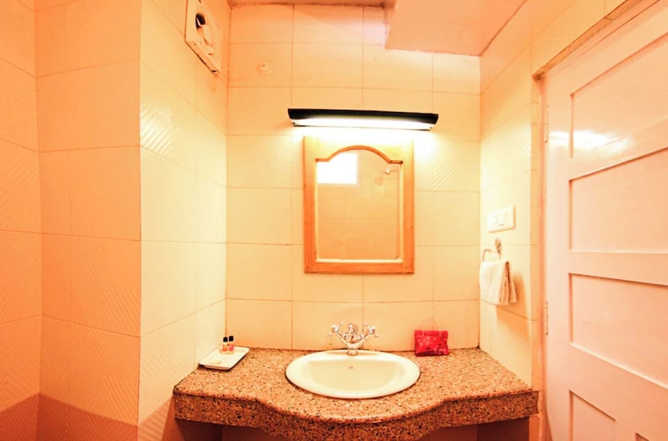 Shower, rainfall showerhead, free toiletries, slippers
