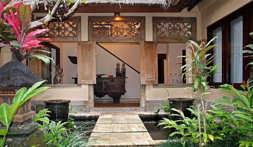 Mainintrance foyer