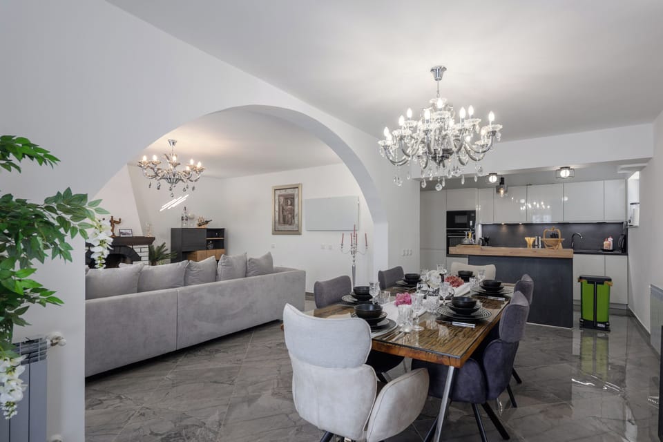 Family House, 3 Bedrooms, 2 Bathrooms, Mountainside (Villa Natali With Pool And Sea View) | Dining