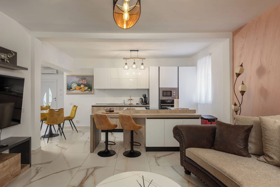 Family House, 3 Bedrooms, 2 Bathrooms, Mountainside (Villa Natali With Pool And Sea View) | Living area | Smart TV