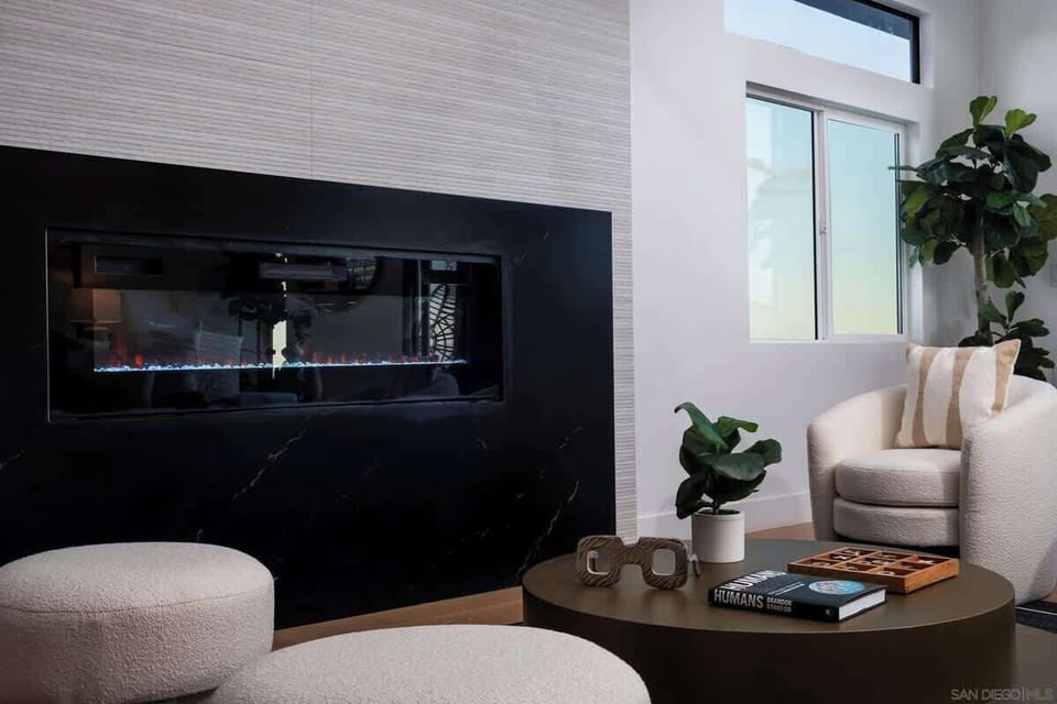 Light-colored furnishings by the modern fireplace and accent pieces charm in this corner of the house. An intimate spot, perfect for trading stories and unwinding after a long day. ✨ 
