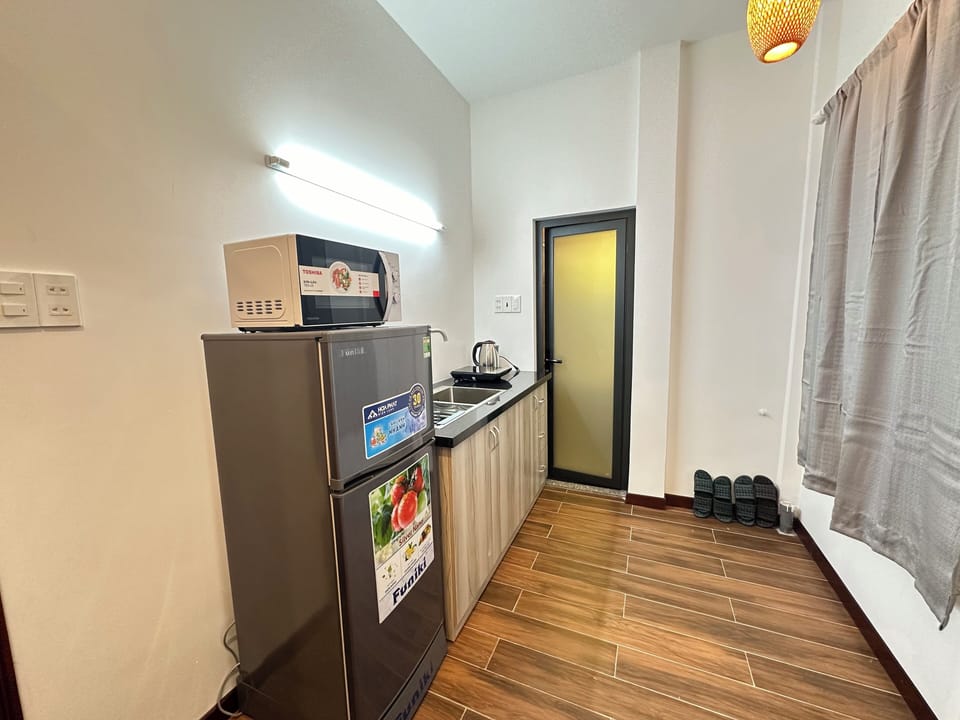 Mini-fridge, microwave, stovetop, cookware/dishes/utensils