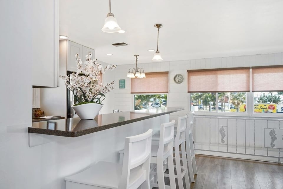 Top Floor kitchen island seats 4