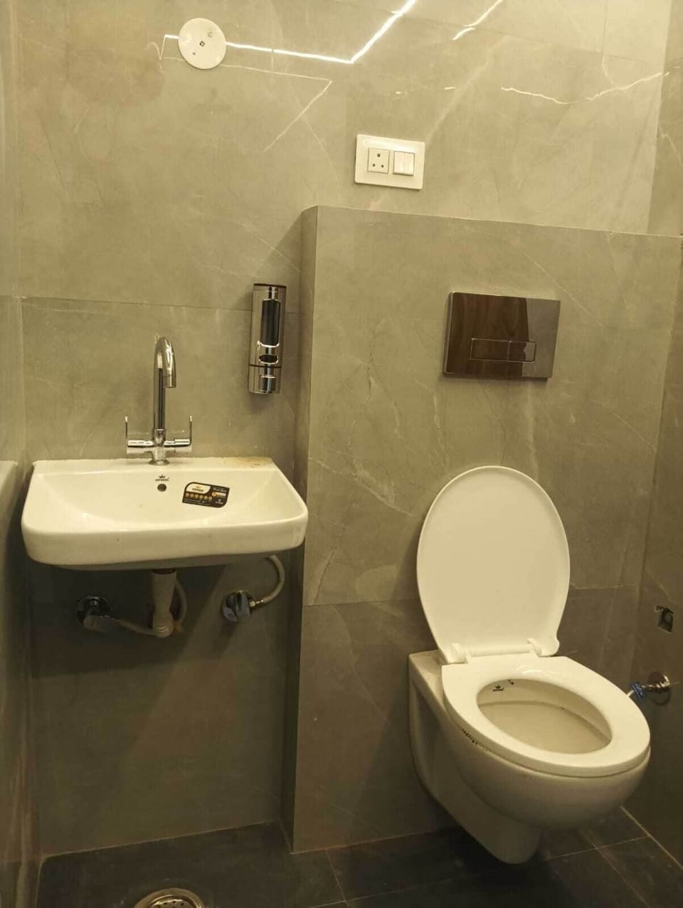 Superior Double Room | Bathroom | Shower, towels, soap, shampoo