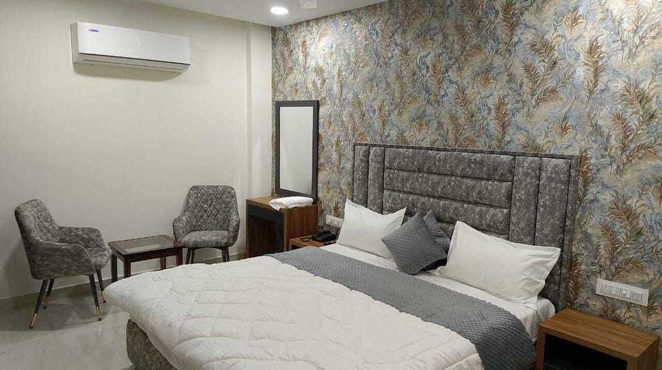 Club Double Room | Desk, laptop workspace, free WiFi