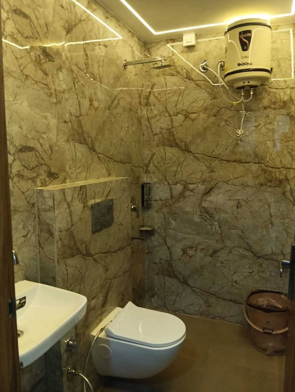 Club Double Room | Bathroom | Shower, towels, soap, shampoo