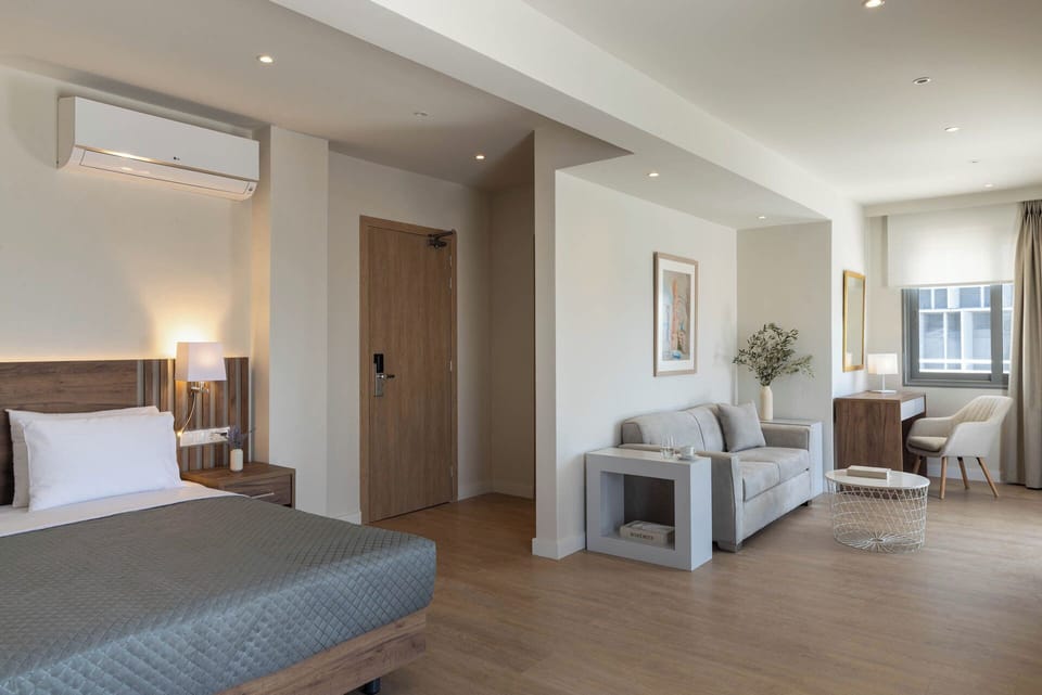 Port Suite | In-room safe, desk, laptop workspace, free WiFi