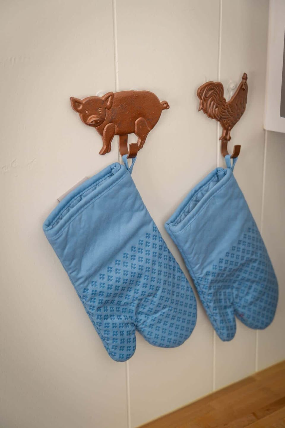 Cozy kitchen with hanging oven mitts