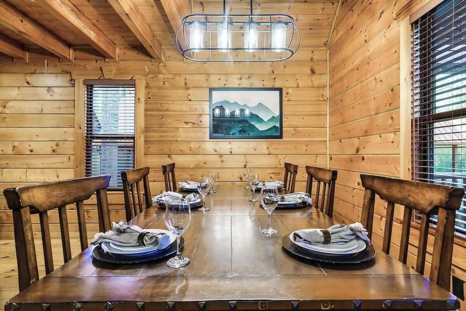  Gather around the rustic table for unforgettable meals and mountain views