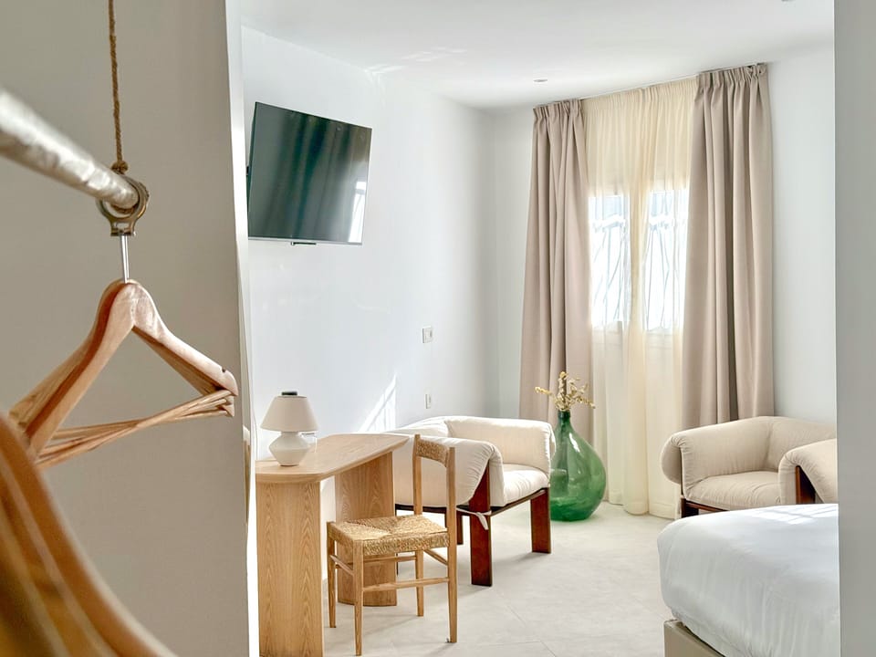 Standard Double Room | Living area | 40-inch flat-screen TV with satellite channels, Netflix