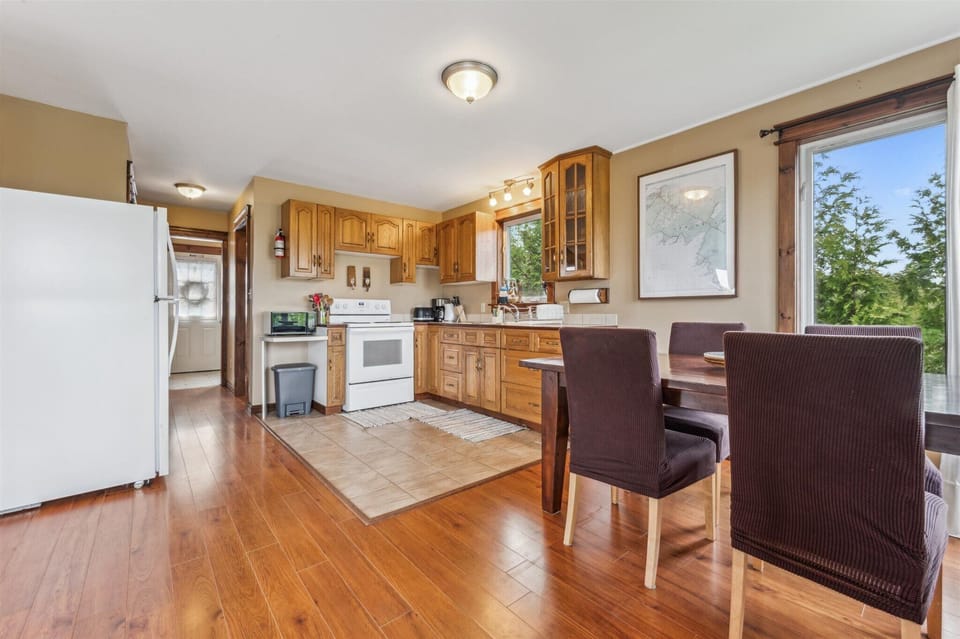 Fully equipped country kitchen with full-size appliances, oak cabinetry, and all the essentials for cooking your favourite cottage meals.