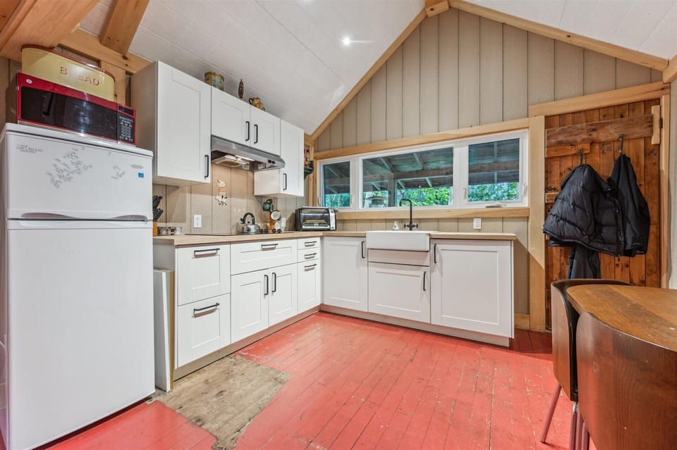 Cook up something special in the fully equipped kitchen, complete with butcher block countertops, full-size fridge, farmhouse sink, and all the cookware you’ll need for a cottage feast.