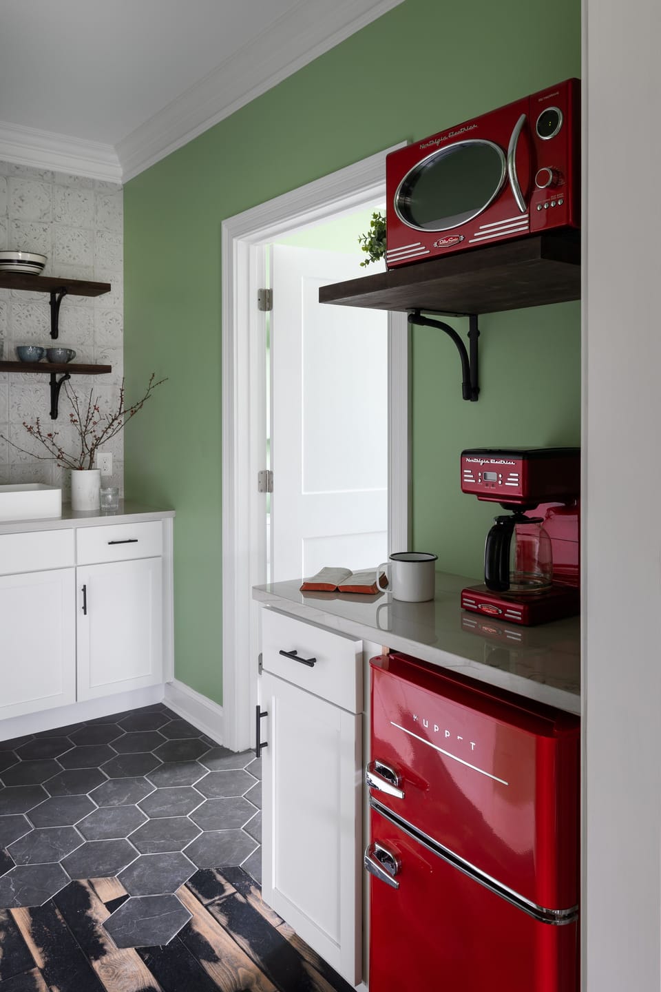Signature Apartment, 1 King Bed with Sofa bed, Pets Allowed, Garden View | Private kitchenette | Fridge, microwave, coffee/tea maker, electric kettle