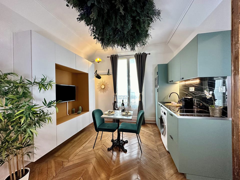 Deluxe Apartment, City View | Living area | Smart TV