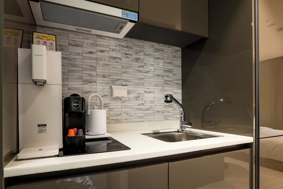 Grand Modern Double Room | Private kitchen | Microwave