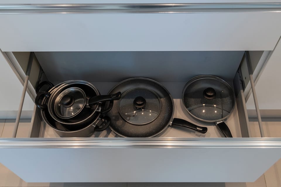 Full-size fridge, oven, stovetop, electric kettle