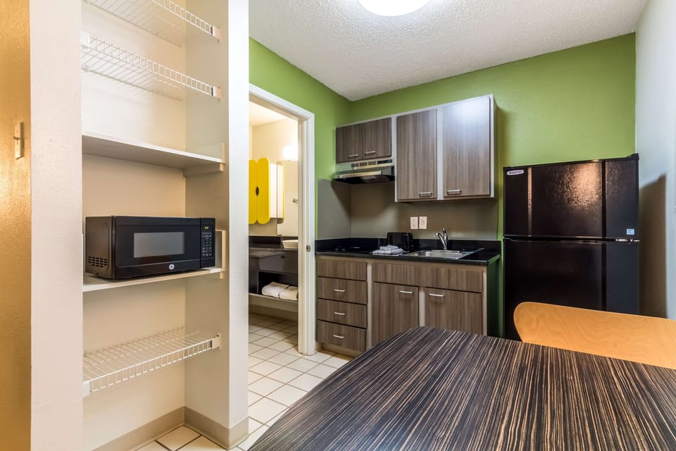 Fridge, microwave, oven, coffee/tea maker