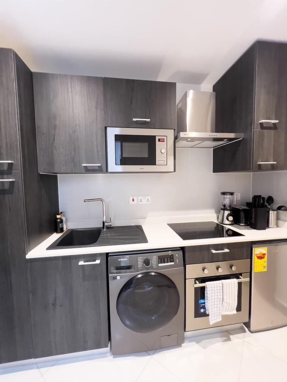 Deluxe Studio Suite, Balcony | Private kitchenette | Full-size fridge, microwave, oven, stovetop