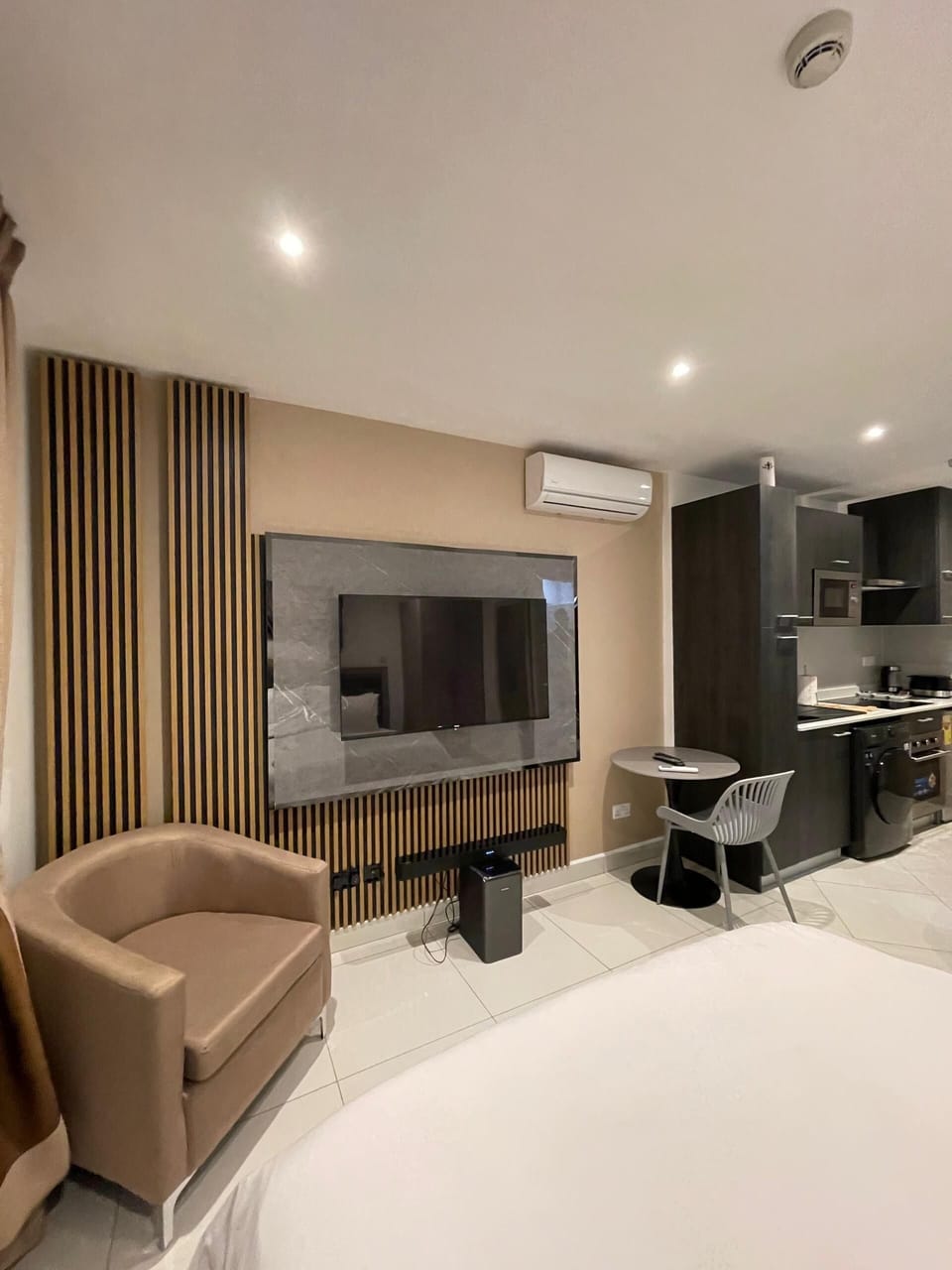 Deluxe Studio Suite, Balcony | Blackout drapes, soundproofing, iron/ironing board, WiFi (free)
