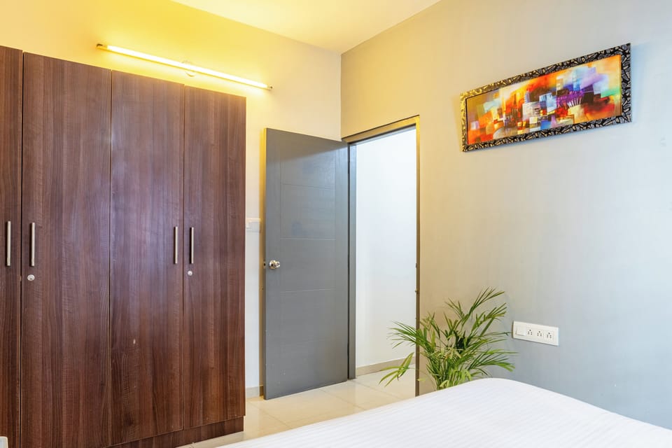 Studio, City View | Wardrobe