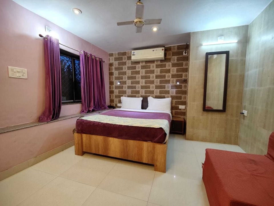 Deluxe Room | Desk, free WiFi