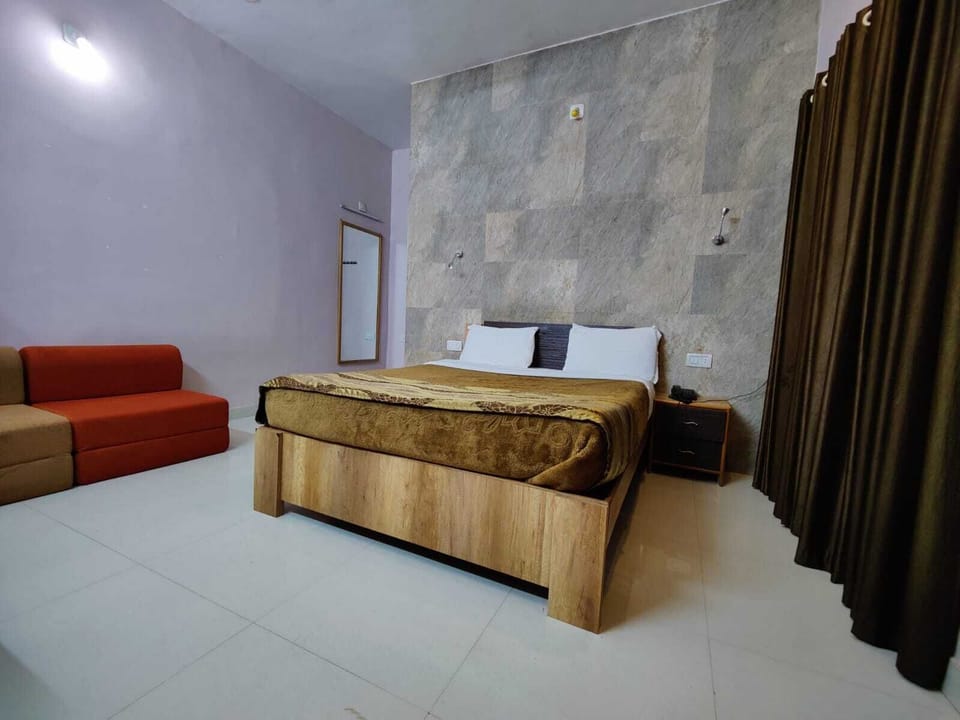 Deluxe Room | Desk, free WiFi