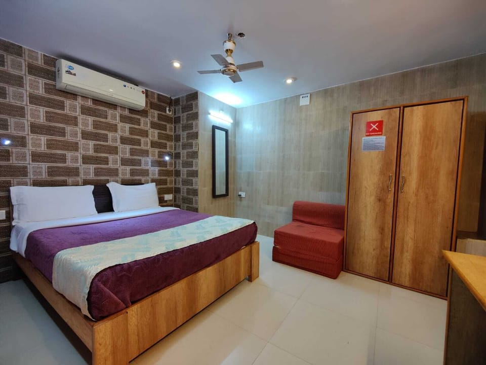 Deluxe Room | Desk, free WiFi