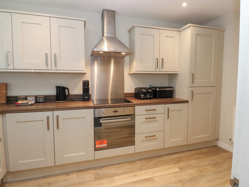 Fridge, dishwasher, cookware/dishes/utensils