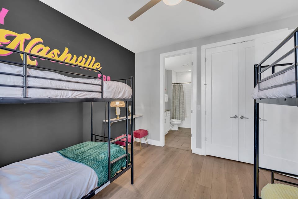 House | 4 bedrooms, desk, Internet