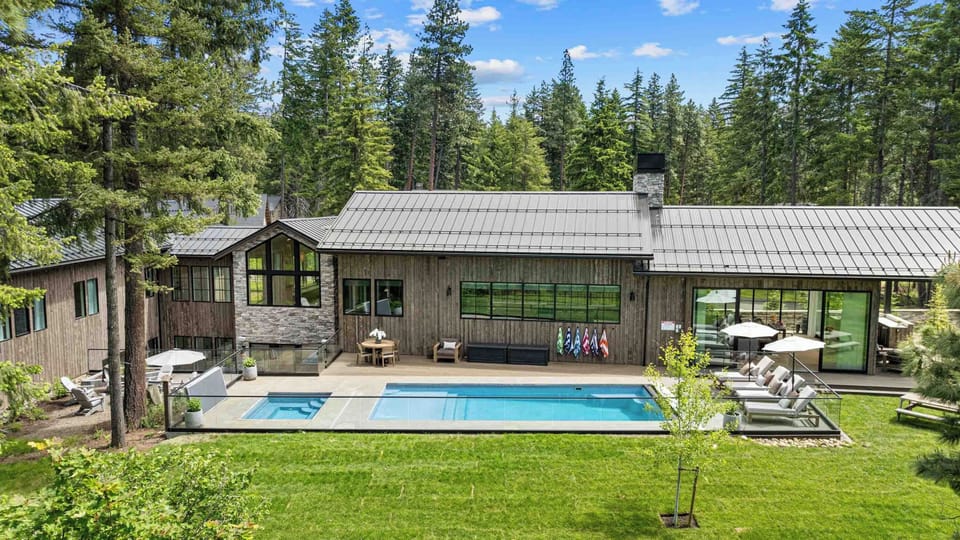 Fully fenced resort-style salt water pool, spa, sunken firepit & luxe loungers for relaxing
