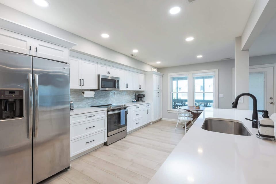 Well-equipped Kitchen with dishwasher, refrigerator, stove, oven, microwave, toaster, Keurig, K-Cup and regular coffee, blender, airfryer and much more