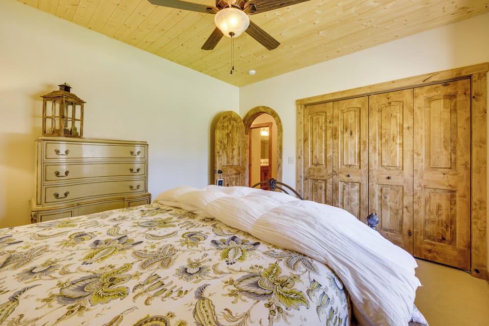 House (5 Bedrooms) | Interior