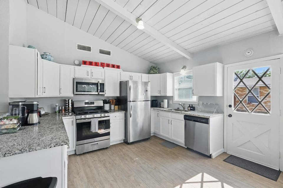 The kitchen may be the heart of the home but you’re the heart of the kitchen! Equipped with stainless steel appliances and cooking essentials, this kitchen is fit for a chef!