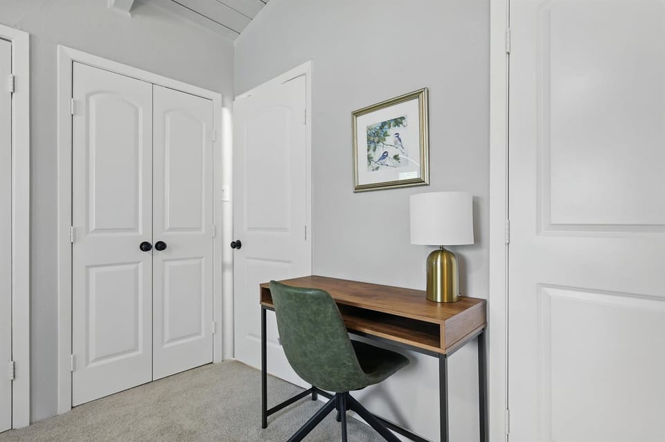 Looking for a quiet space to wrap up some work or catch up on studies? This dedicated work station includes a desk, office chair, and lamp to help you focus.