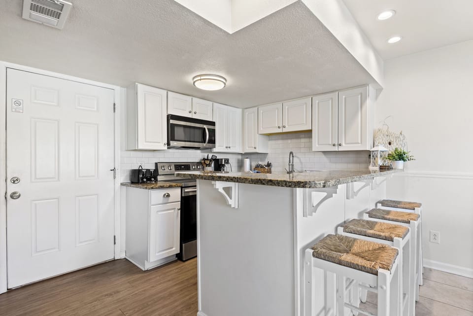 Eat-in kitchen bar seating