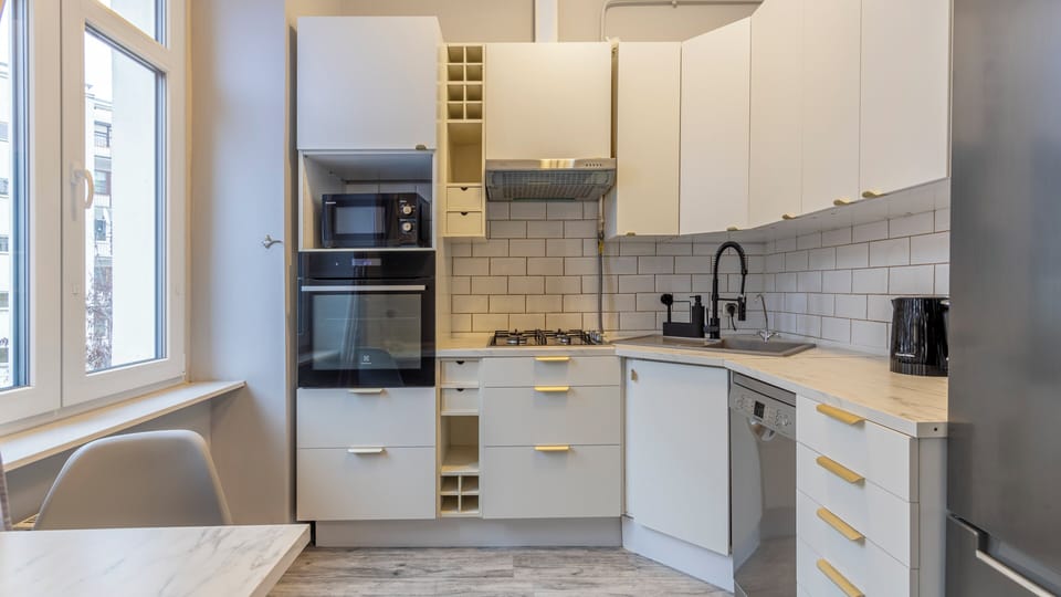 Apartment (6) | Private kitchen | Fridge, stovetop, electric kettle, cookware/dishes/utensils