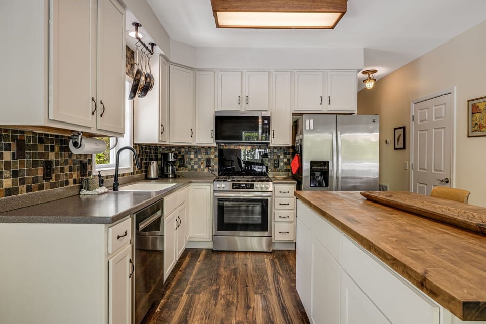 Fully Equipped Kitchen w/ Gas Range and Stainless Steel Appliances