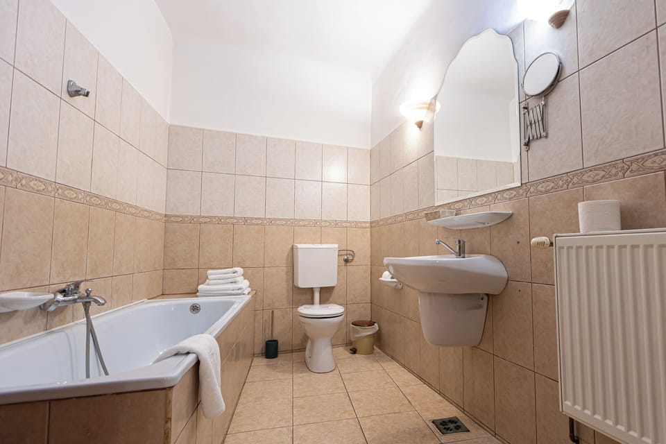 Classic Double Room, 1 Bedroom | Bathroom