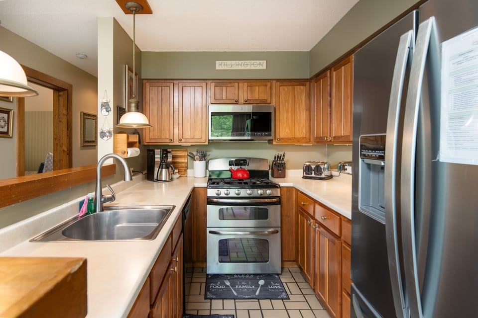 Condo, 4 Bedrooms | Private kitchen | Fridge, oven, coffee/tea maker, toaster