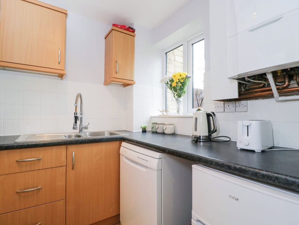 Cottage | Private kitchen | Dishwasher, cookware/dishes/utensils