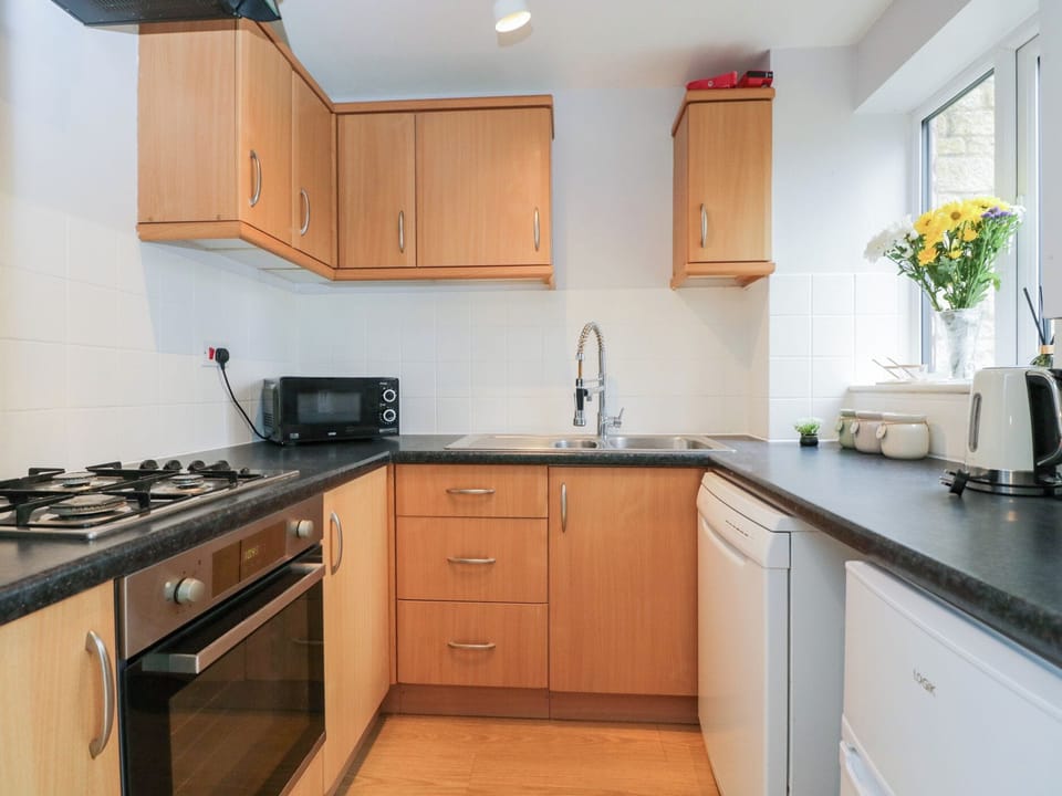 Cottage | Private kitchen | Dishwasher, cookware/dishes/utensils