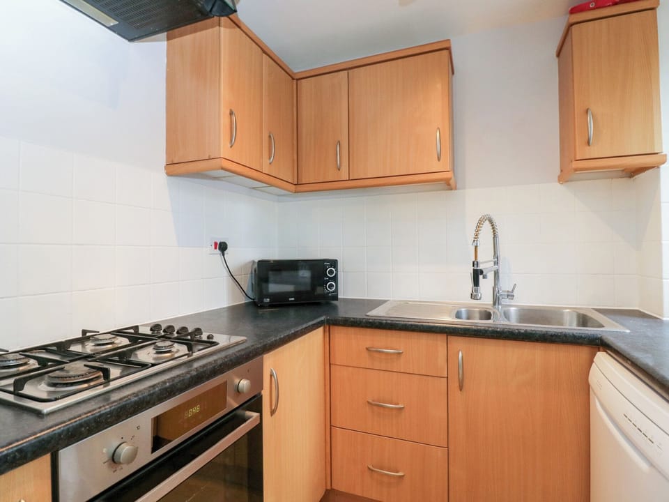 Cottage | Private kitchen | Dishwasher, cookware/dishes/utensils