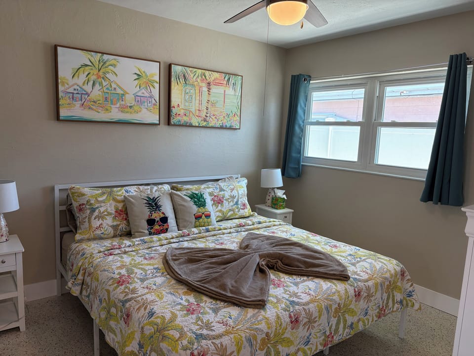King bed with sheets